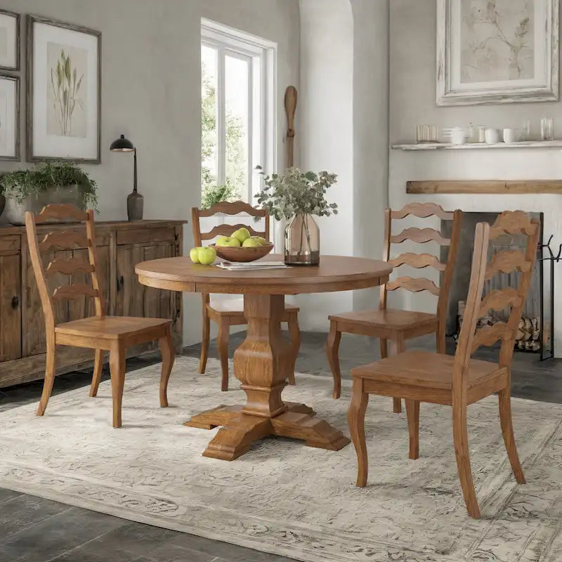 Set da pranzo con piano rotondo in legno massello da 45" e sedie con schienale a pioli alla francese