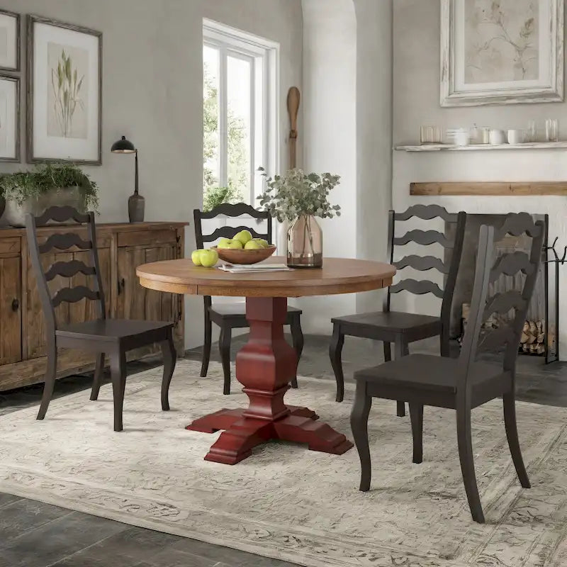 Set da pranzo con piano rotondo in legno massello da 45" e sedie con schienale a pioli alla francese