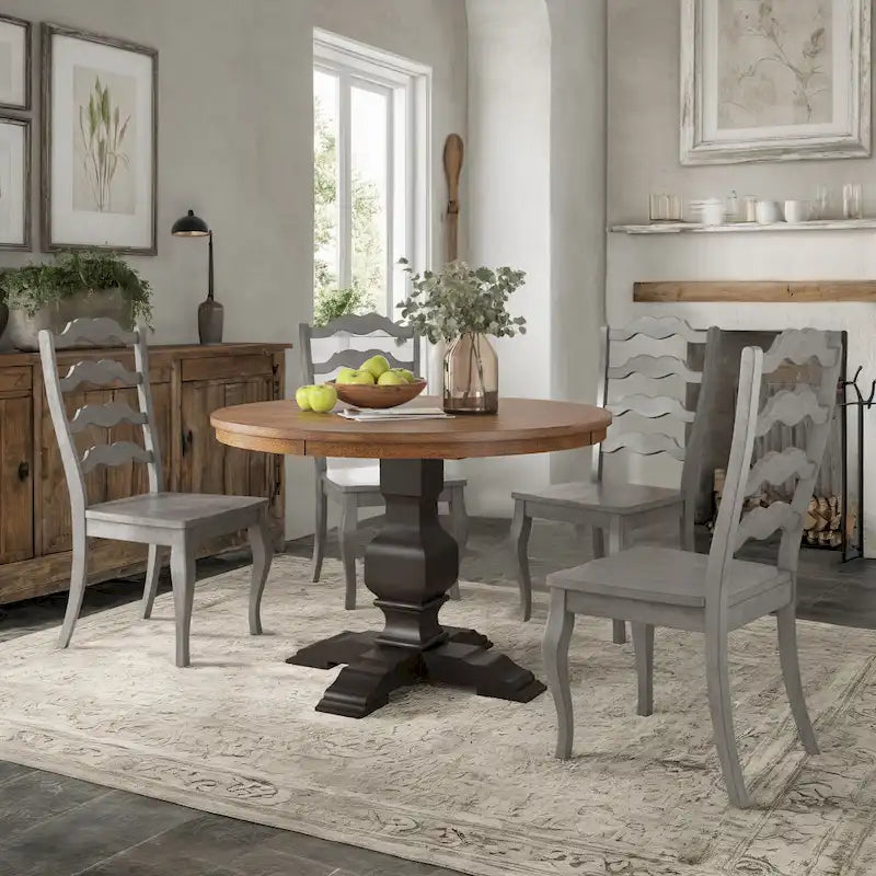 Set da pranzo con piano rotondo in legno massello da 45" e sedie con schienale a pioli alla francese