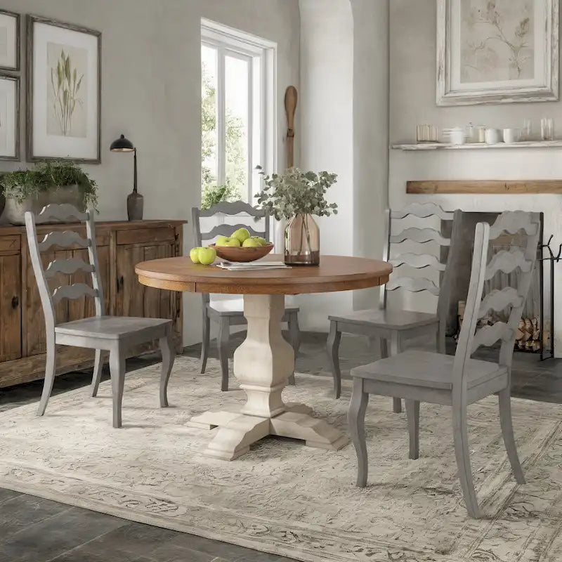 Set da pranzo con piano rotondo in legno massello da 45" e sedie con schienale a pioli alla francese