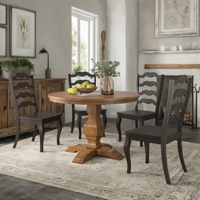 Set da pranzo con piano rotondo in legno massello da 45" e sedie con schienale a pioli alla francese