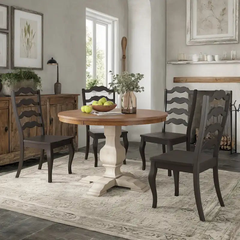 Set da pranzo con piano rotondo in legno massello da 45" e sedie con schienale a pioli alla francese