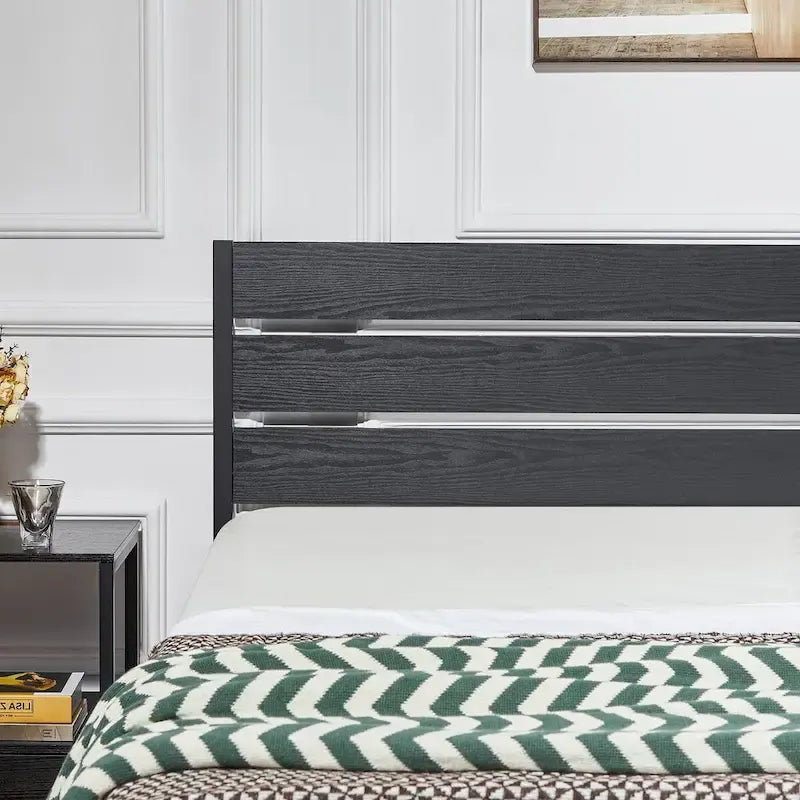 Giroletto con testiera in legno, robuste doghe in metallo di supporto, non è necessario il box spring, nero