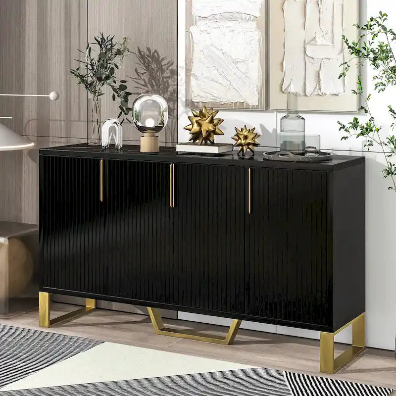 Credenza moderna con quattro ante, maniglie e gambe in metallo e scaffali regolabili per la cucina