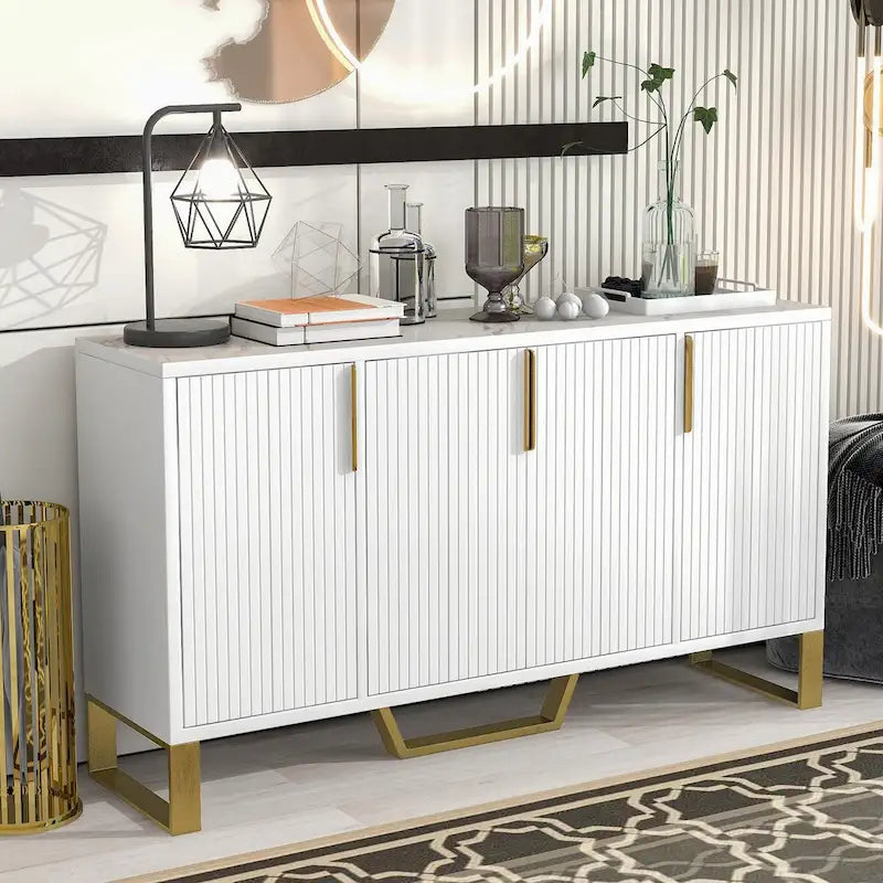 Credenza moderna con quattro ante, maniglie e gambe in metallo e scaffali regolabili per la cucina
