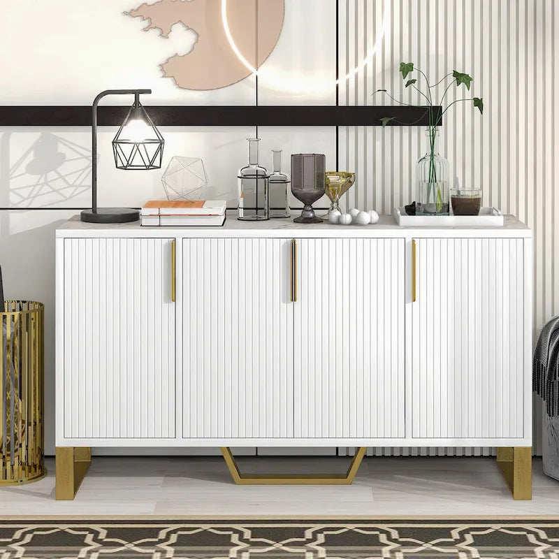 Credenza moderna con quattro ante, maniglie e gambe in metallo e scaffali regolabili per la cucina