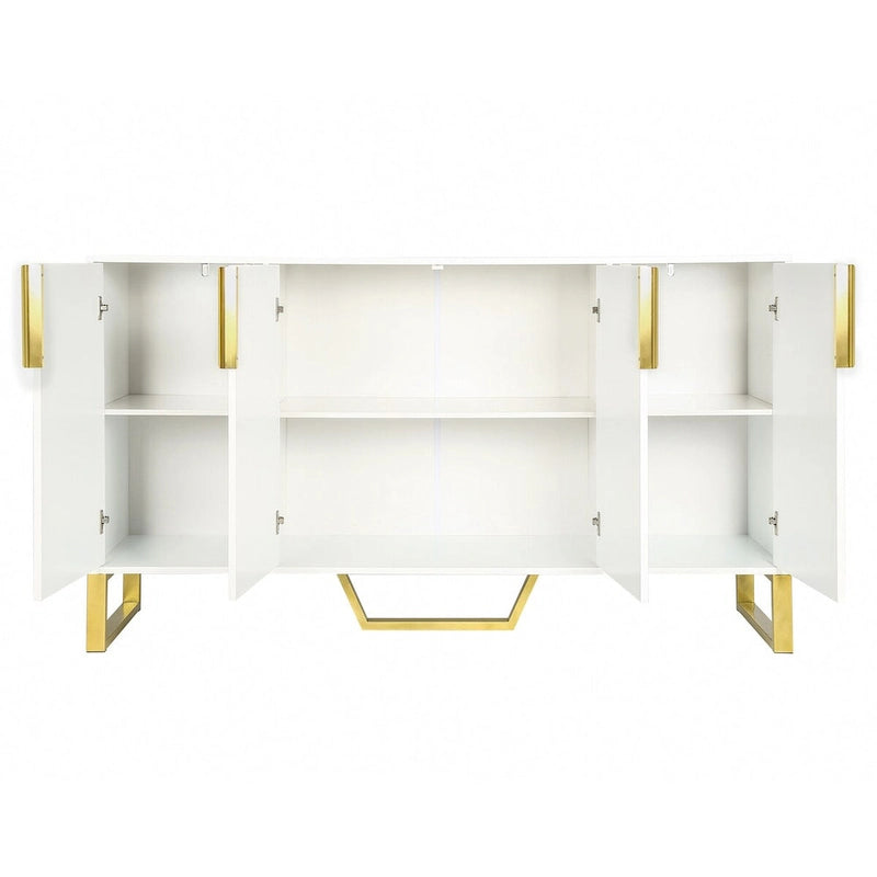 Credenza moderna con quattro ante, maniglie e gambe in metallo e scaffali regolabili per la cucina