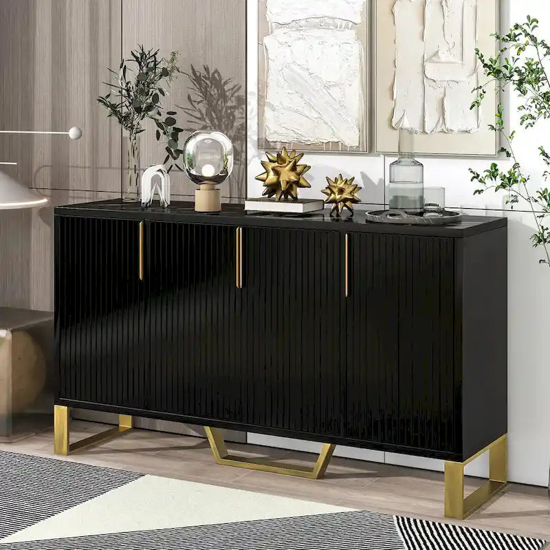 Credenza moderna con quattro ante, maniglie e gambe in metallo e scaffali regolabili per la cucina