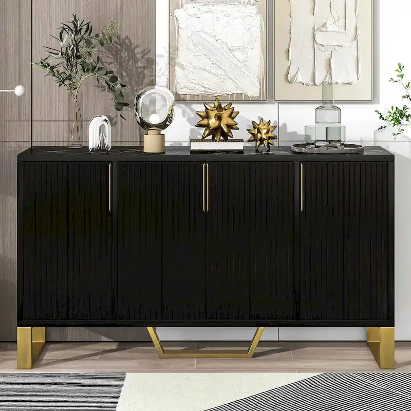 Credenza moderna con quattro ante, maniglie e gambe in metallo e scaffali regolabili per la cucina