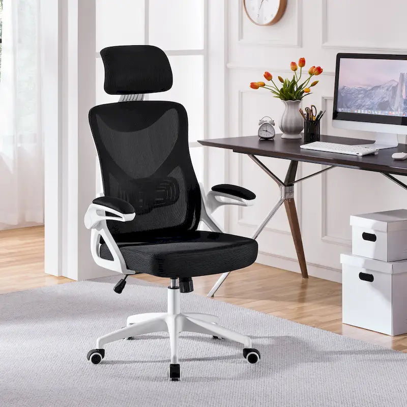 Sedia da ufficio in rete con schienale alto, braccioli ribaltabili e design ergonomico