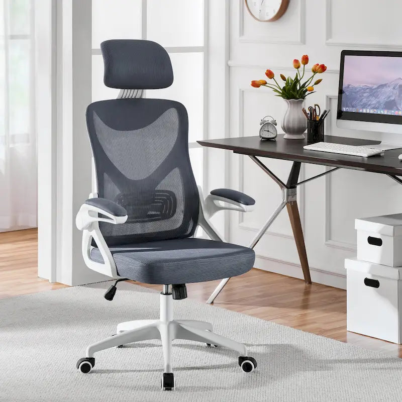 Sedia da ufficio in rete con schienale alto, braccioli ribaltabili e design ergonomico